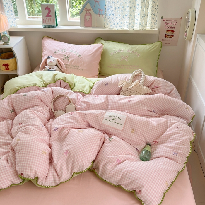 91家纺网 家纺一手货源 找家纺 觅糖家纺 2025新款全棉纯棉三角针刺绣款四件套 芭乐粉格