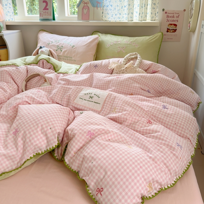 91家纺网 家纺一手货源 找家纺 觅糖家纺 2025新款全棉纯棉三角针刺绣款四件套 芭乐粉格