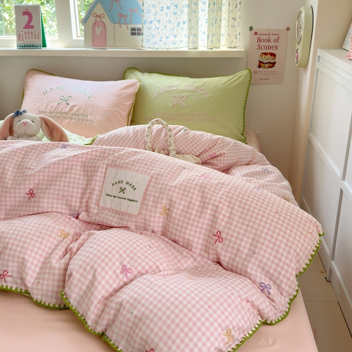 91家纺网 家纺一手货源 找家纺 觅糖家纺 2025新款全棉纯棉三角针刺绣款四件套 芭乐粉格