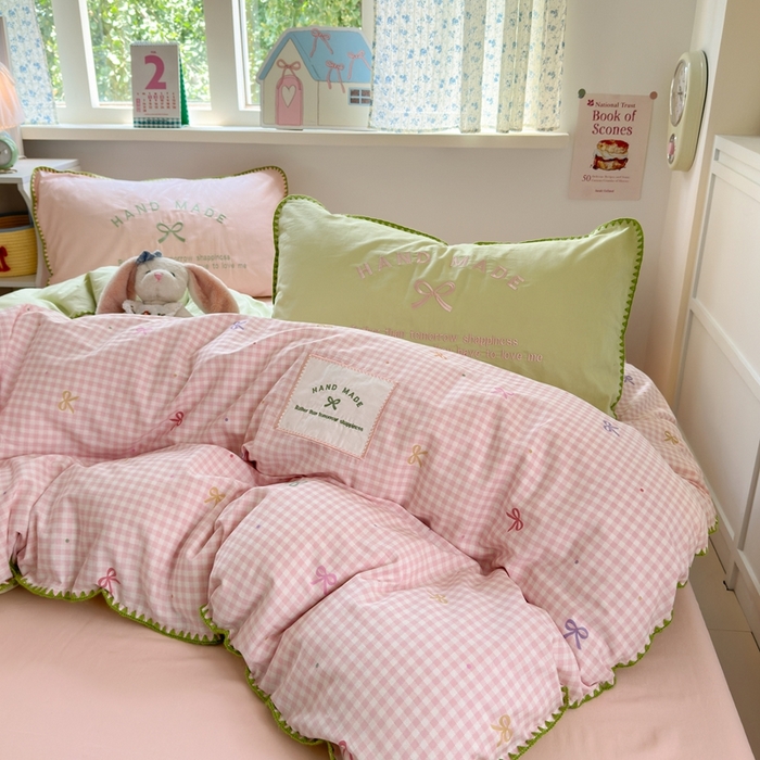 91家纺网 家纺一手货源 找家纺 觅糖家纺 2025新款全棉纯棉三角针刺绣款四件套 芭乐粉格