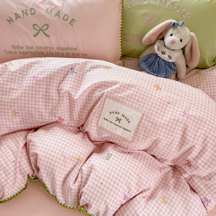 91家纺网 家纺一手货源 找家纺 觅糖家纺 2025新款全棉纯棉三角针刺绣款四件套 芭乐粉格