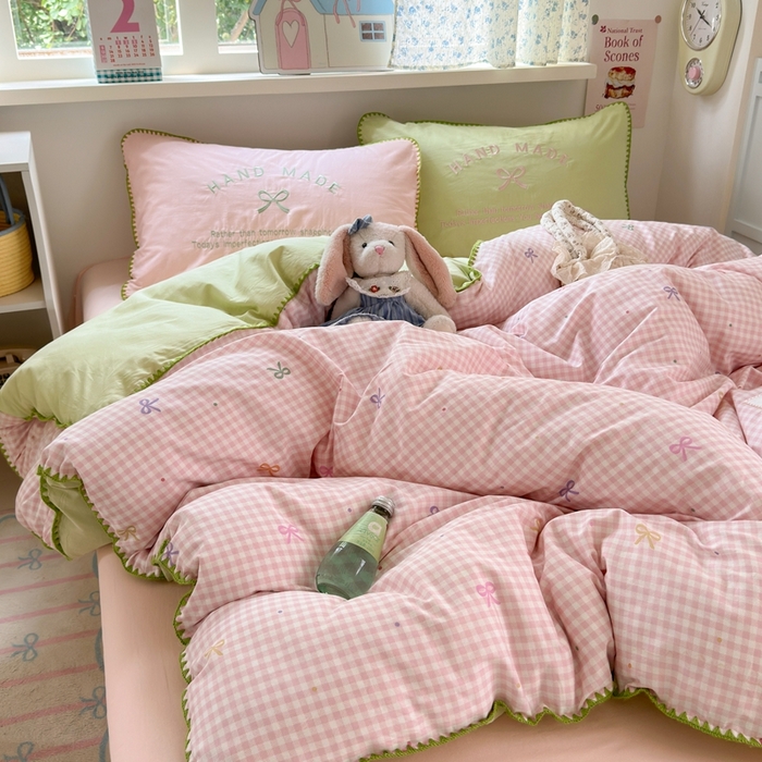 91家纺网 家纺一手货源 找家纺 觅糖家纺 2025新款全棉纯棉三角针刺绣款四件套 芭乐粉格