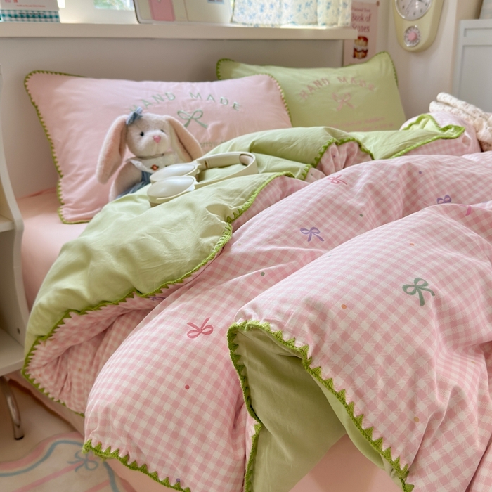 91家纺网 家纺一手货源 找家纺 觅糖家纺 2025新款全棉纯棉三角针刺绣款四件套 芭乐粉格