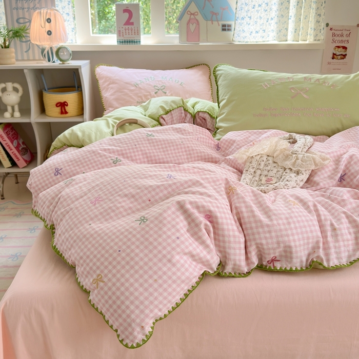 91家纺网 家纺一手货源 找家纺 觅糖家纺 2025新款全棉纯棉三角针刺绣款四件套 芭乐粉格