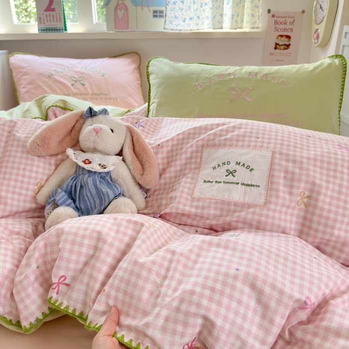 91家纺网 家纺一手货源 找家纺 觅糖家纺 2025新款全棉纯棉三角针刺绣款四件套 芭乐粉格