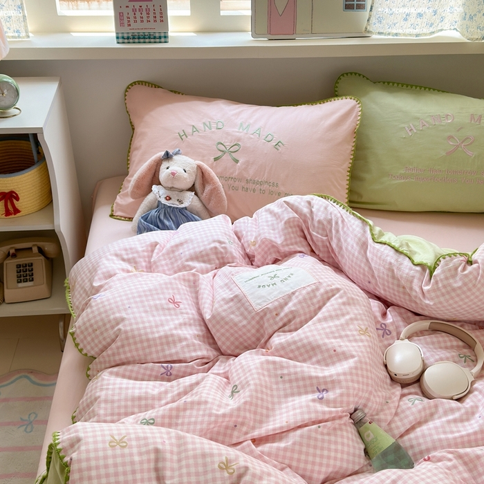 91家纺网 家纺一手货源 找家纺 觅糖家纺 2025新款全棉纯棉三角针刺绣款四件套 芭乐粉格