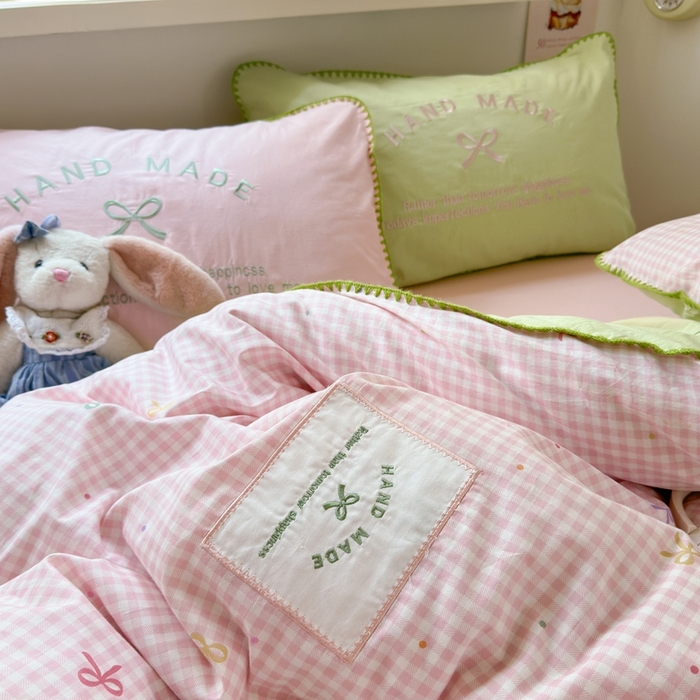 91家纺网 家纺一手货源 找家纺 觅糖家纺 2025新款全棉纯棉三角针刺绣款四件套 芭乐粉格