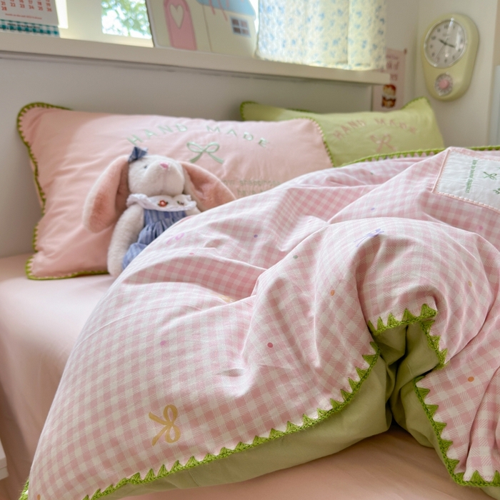 91家纺网 家纺一手货源 找家纺 觅糖家纺 2025新款全棉纯棉三角针刺绣款四件套 芭乐粉格