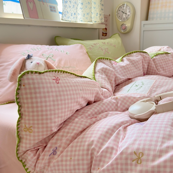 91家纺网 家纺一手货源 找家纺 觅糖家纺 2025新款全棉纯棉三角针刺绣款四件套 芭乐粉格