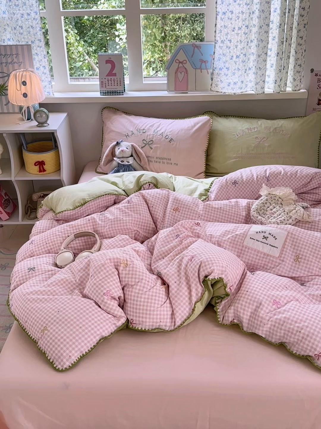 91家纺网 家纺一手货源 找家纺 觅糖家纺 2025新款全棉纯棉三角针刺绣款四件套 芭乐粉格