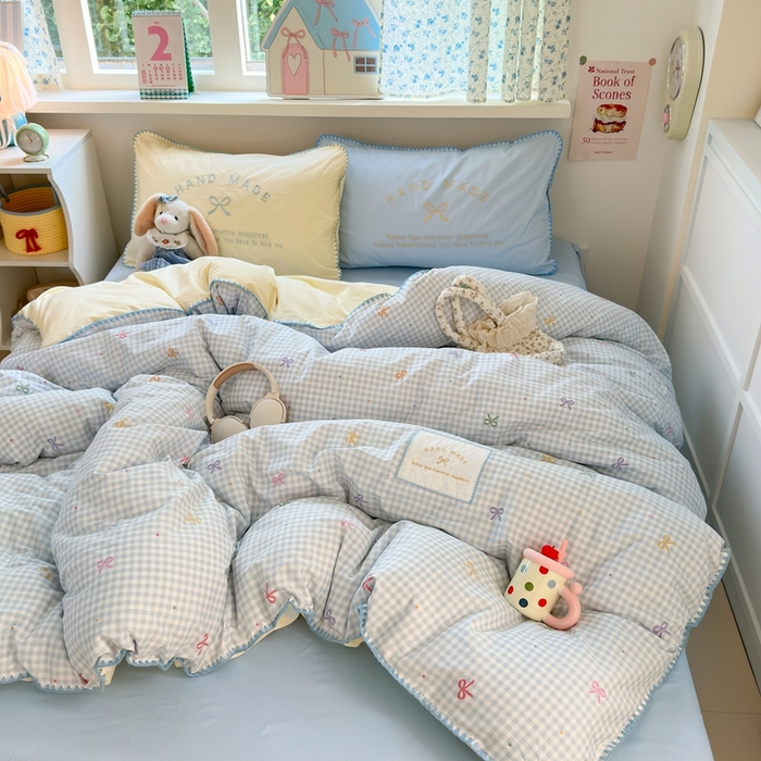 91家纺网 家纺一手货源 找家纺 觅糖家纺 2025新款全棉纯棉三角针刺绣款四件套 奶油蓝格