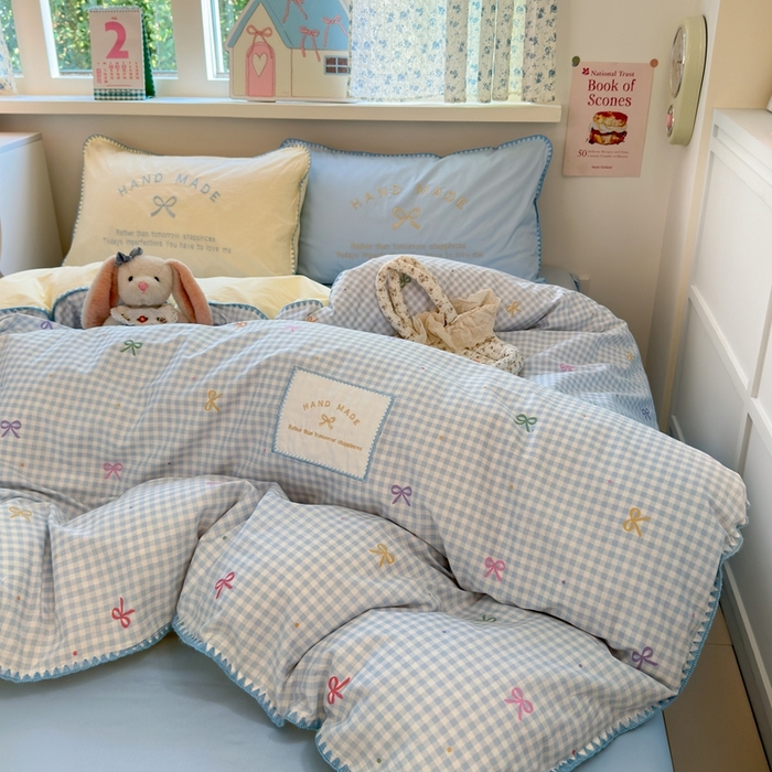 91家纺网 家纺一手货源 找家纺 觅糖家纺 2025新款全棉纯棉三角针刺绣款四件套 奶油蓝格