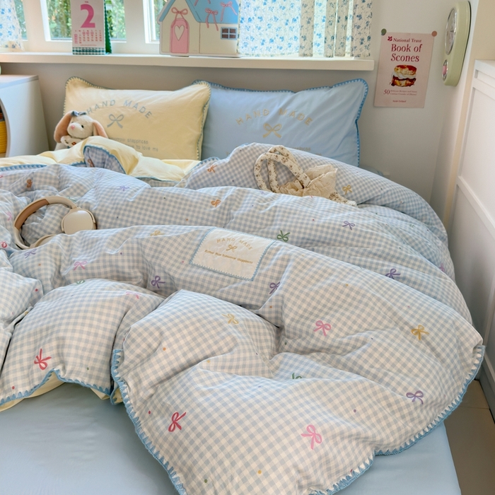 91家纺网 家纺一手货源 找家纺 觅糖家纺 2025新款全棉纯棉三角针刺绣款四件套 奶油蓝格