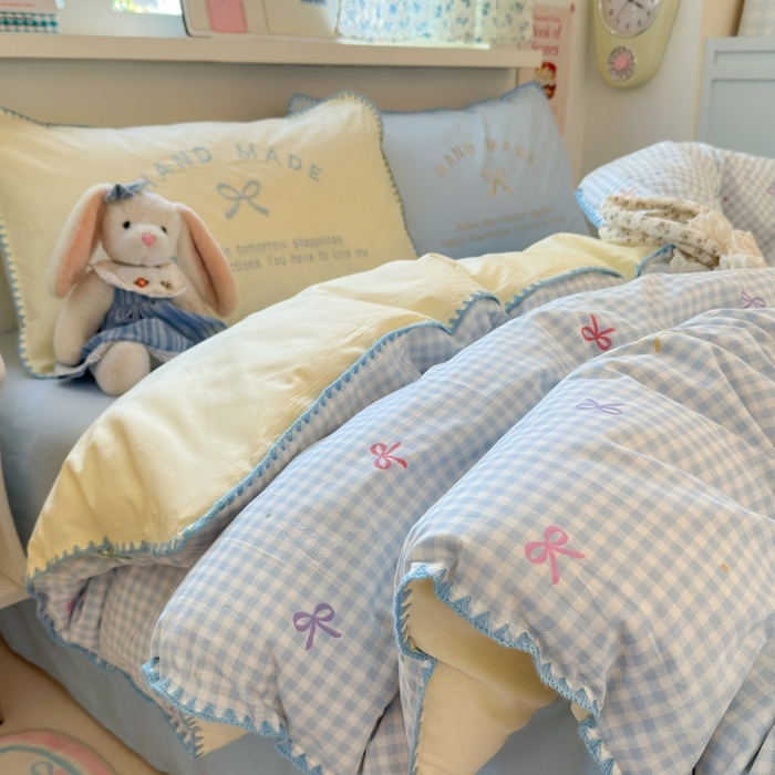 91家纺网 家纺一手货源 找家纺 觅糖家纺 2025新款全棉纯棉三角针刺绣款四件套 奶油蓝格