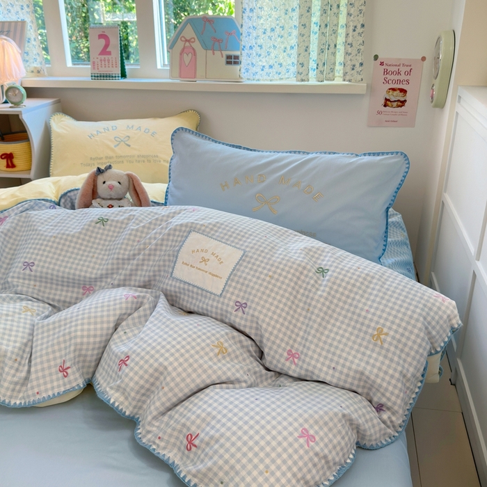 91家纺网 家纺一手货源 找家纺 觅糖家纺 2025新款全棉纯棉三角针刺绣款四件套 奶油蓝格