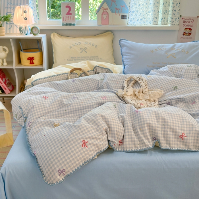 91家纺网 家纺一手货源 找家纺 觅糖家纺 2025新款全棉纯棉三角针刺绣款四件套 奶油蓝格