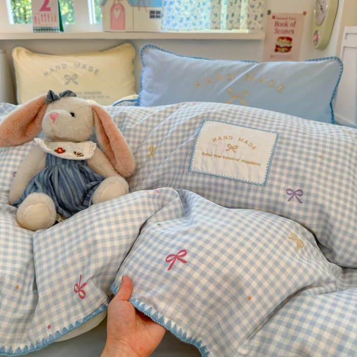 91家纺网 家纺一手货源 找家纺 觅糖家纺 2025新款全棉纯棉三角针刺绣款四件套 奶油蓝格