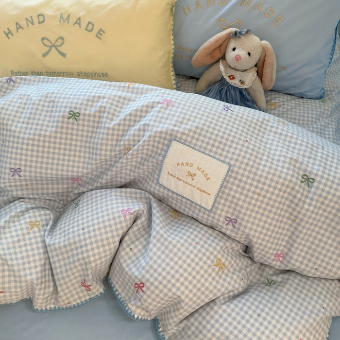 91家纺网 家纺一手货源 找家纺 觅糖家纺 2025新款全棉纯棉三角针刺绣款四件套 奶油蓝格