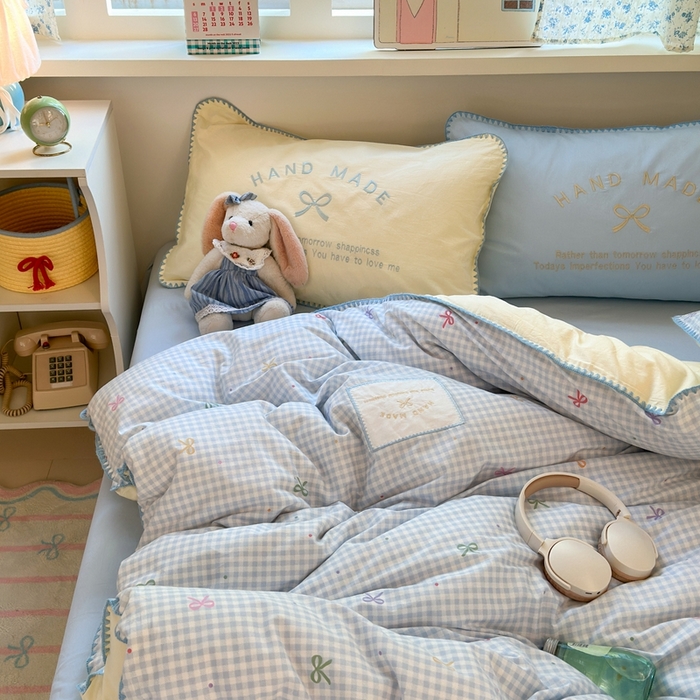 91家纺网 家纺一手货源 找家纺 觅糖家纺 2025新款全棉纯棉三角针刺绣款四件套 奶油蓝格