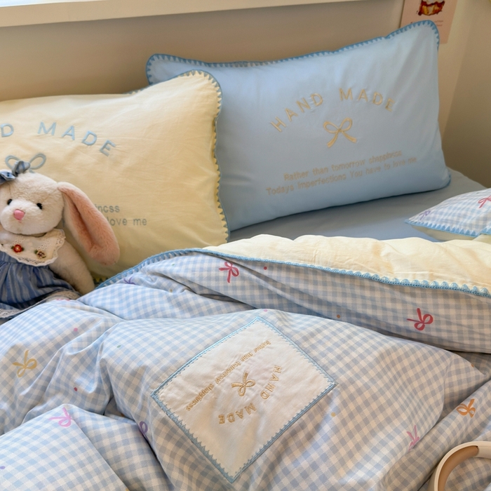 91家纺网 家纺一手货源 找家纺 觅糖家纺 2025新款全棉纯棉三角针刺绣款四件套 奶油蓝格