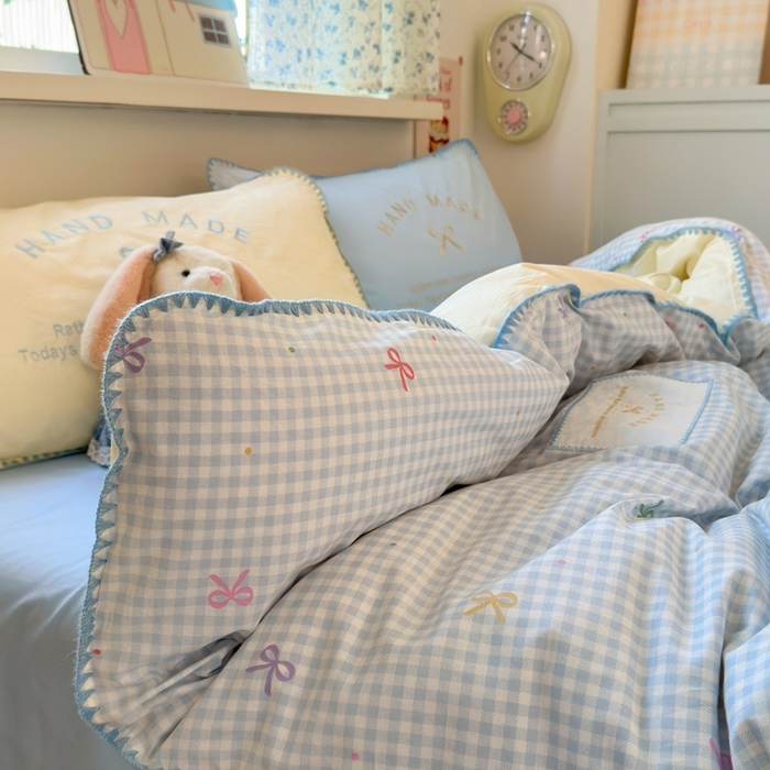 91家纺网 家纺一手货源 找家纺 觅糖家纺 2025新款全棉纯棉三角针刺绣款四件套 奶油蓝格