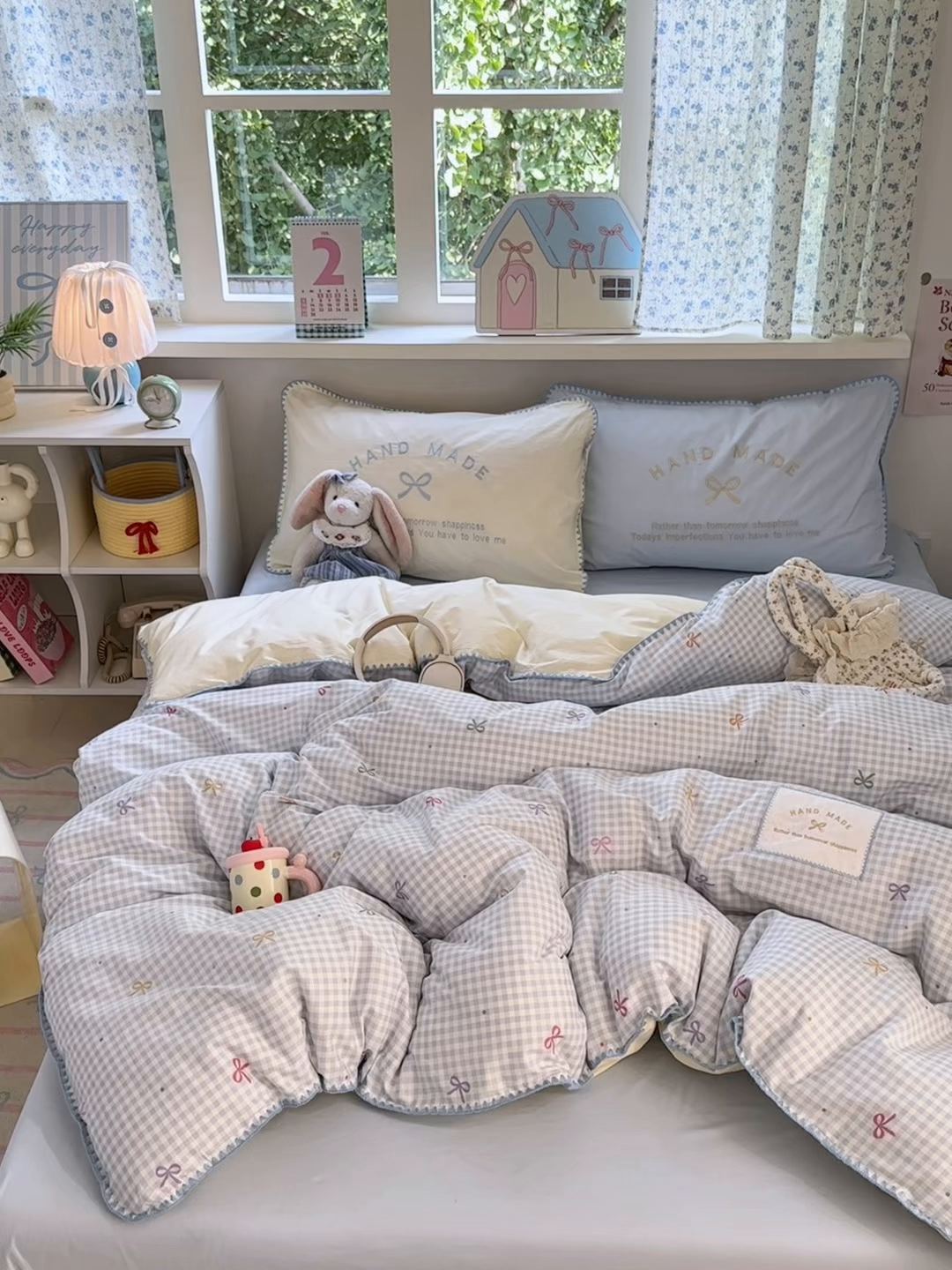 91家纺网 家纺一手货源 找家纺 觅糖家纺 2025新款全棉纯棉三角针刺绣款四件套 奶油蓝格