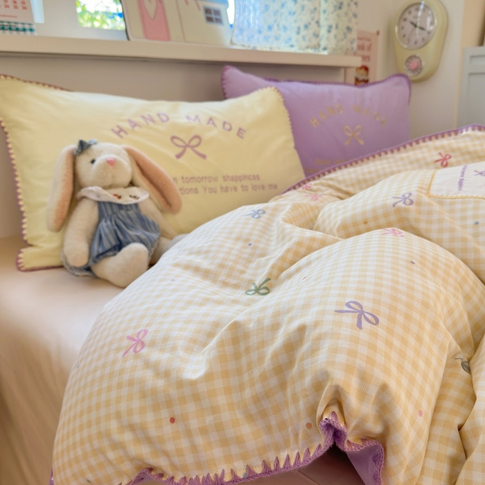 91家纺网 家纺一手货源 找家纺 觅糖家纺 2025新款全棉纯棉三角针刺绣款四件套 芋泥黄格