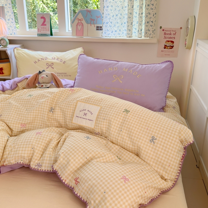 91家纺网 家纺一手货源 找家纺 觅糖家纺 2025新款全棉纯棉三角针刺绣款四件套 芋泥黄格