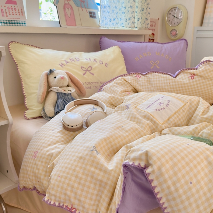 91家纺网 家纺一手货源 找家纺 觅糖家纺 2025新款全棉纯棉三角针刺绣款四件套 芋泥黄格