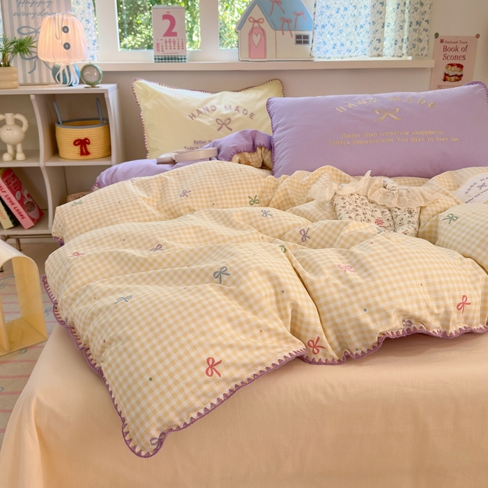 91家纺网 家纺一手货源 找家纺 觅糖家纺 2025新款全棉纯棉三角针刺绣款四件套 芋泥黄格