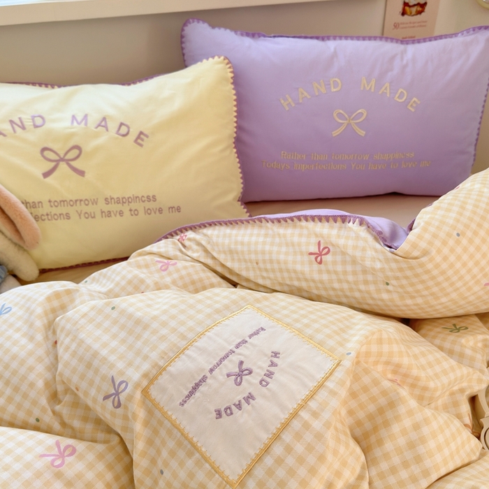 91家纺网 家纺一手货源 找家纺 觅糖家纺 2025新款全棉纯棉三角针刺绣款四件套 芋泥黄格