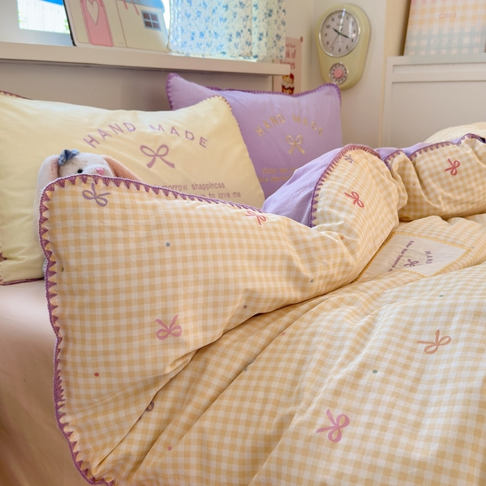 91家纺网 家纺一手货源 找家纺 觅糖家纺 2025新款全棉纯棉三角针刺绣款四件套 芋泥黄格