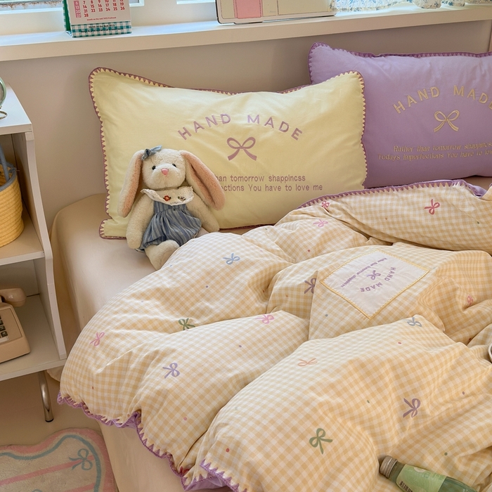 91家纺网 家纺一手货源 找家纺 觅糖家纺 2025新款全棉纯棉三角针刺绣款四件套 芋泥黄格