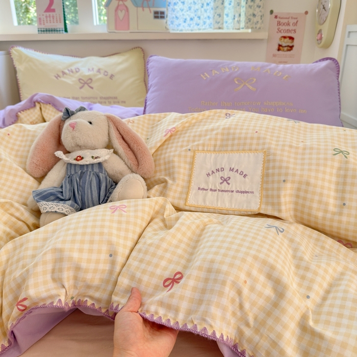 91家纺网 家纺一手货源 找家纺 觅糖家纺 2025新款全棉纯棉三角针刺绣款四件套 芋泥黄格