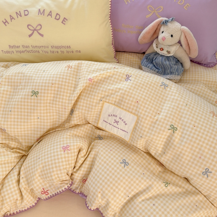 91家纺网 家纺一手货源 找家纺 觅糖家纺 2025新款全棉纯棉三角针刺绣款四件套 芋泥黄格