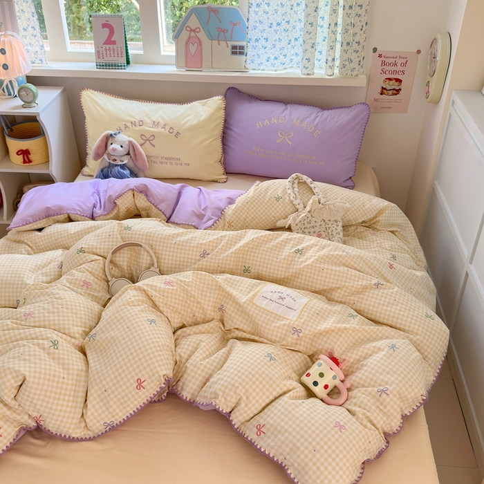 91家纺网 家纺一手货源 找家纺 觅糖家纺 2025新款全棉纯棉三角针刺绣款四件套 芋泥黄格