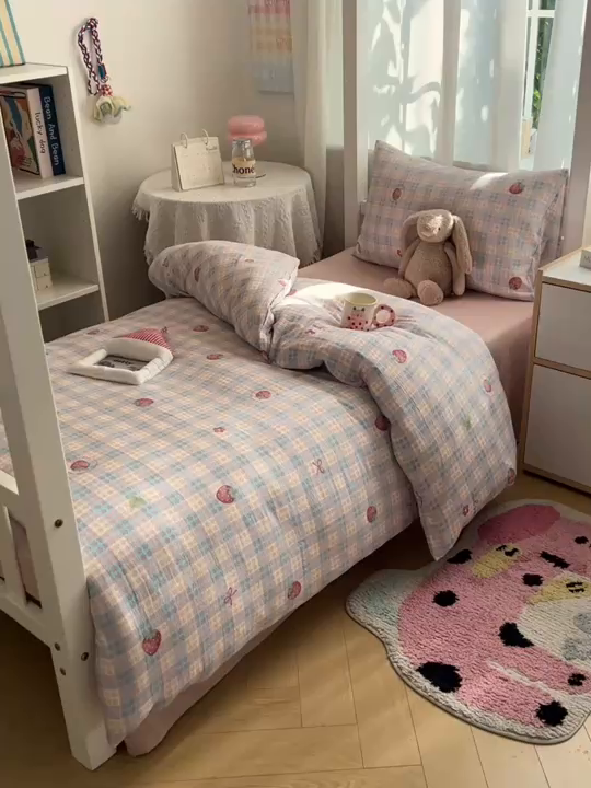 91家纺网 家纺一手货源 找家纺 韩巢家纺 2025新款双层纱学生季床铺单件被套宿舍寝室上下铺三件套 有草莓的地方