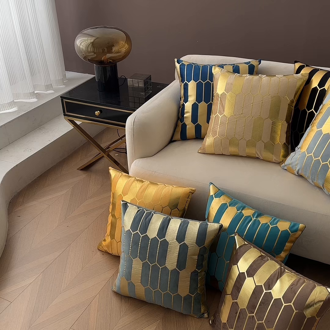 91家纺网 家纺一手货源 找家纺 （总）新奇异 2025新款蜂窝烫金抱枕