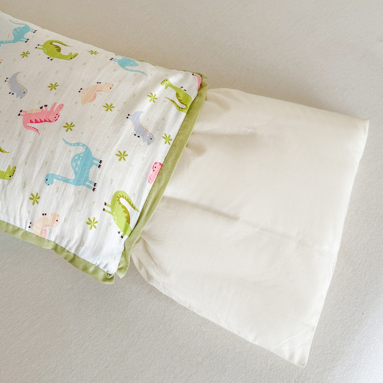 91家纺网 家纺一手货源 找家纺 贵夫人 2025春夏新款卡通儿童100%纯棉花枕 枕头枕芯 恐龙乐园40*60cm学生枕1只 /只