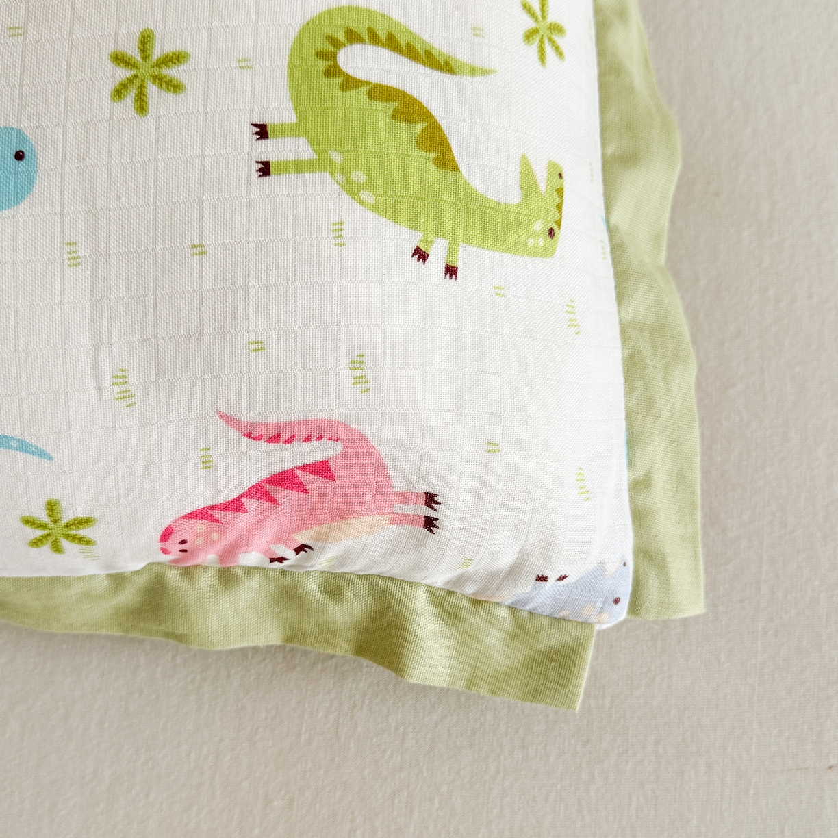 91家纺网 家纺一手货源 找家纺 贵夫人 2025春夏新款卡通儿童100%纯棉花枕 枕头枕芯 恐龙乐园40*60cm学生枕1只 /只