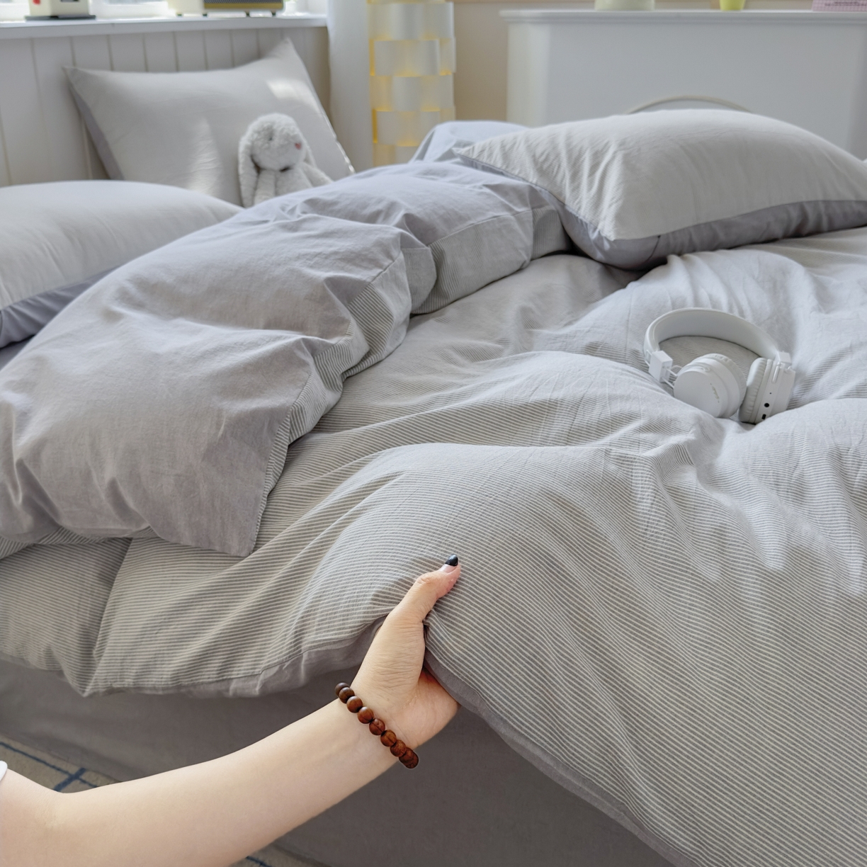 91家纺网 家纺一手货源 找家纺 晚依家纺 2025新款A类全棉色织水洗棉被套单件纯棉格子纯色学生宿舍被罩定制定做 密条-浅灰