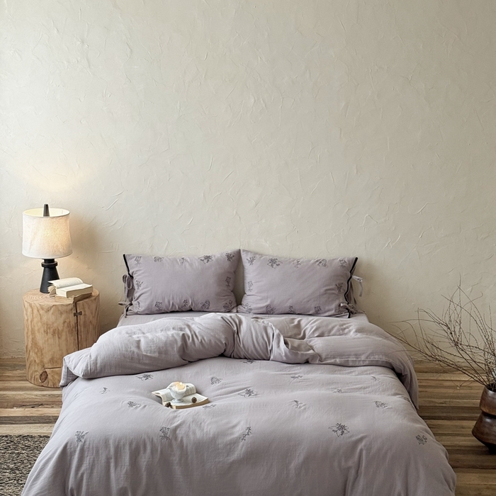 91家纺网 家纺一手货源 找家纺 鹿班2025年秋冬款全棉皱皱纱精密刺绣系列——山塘花 山塘花-紫(标准会员-20元)