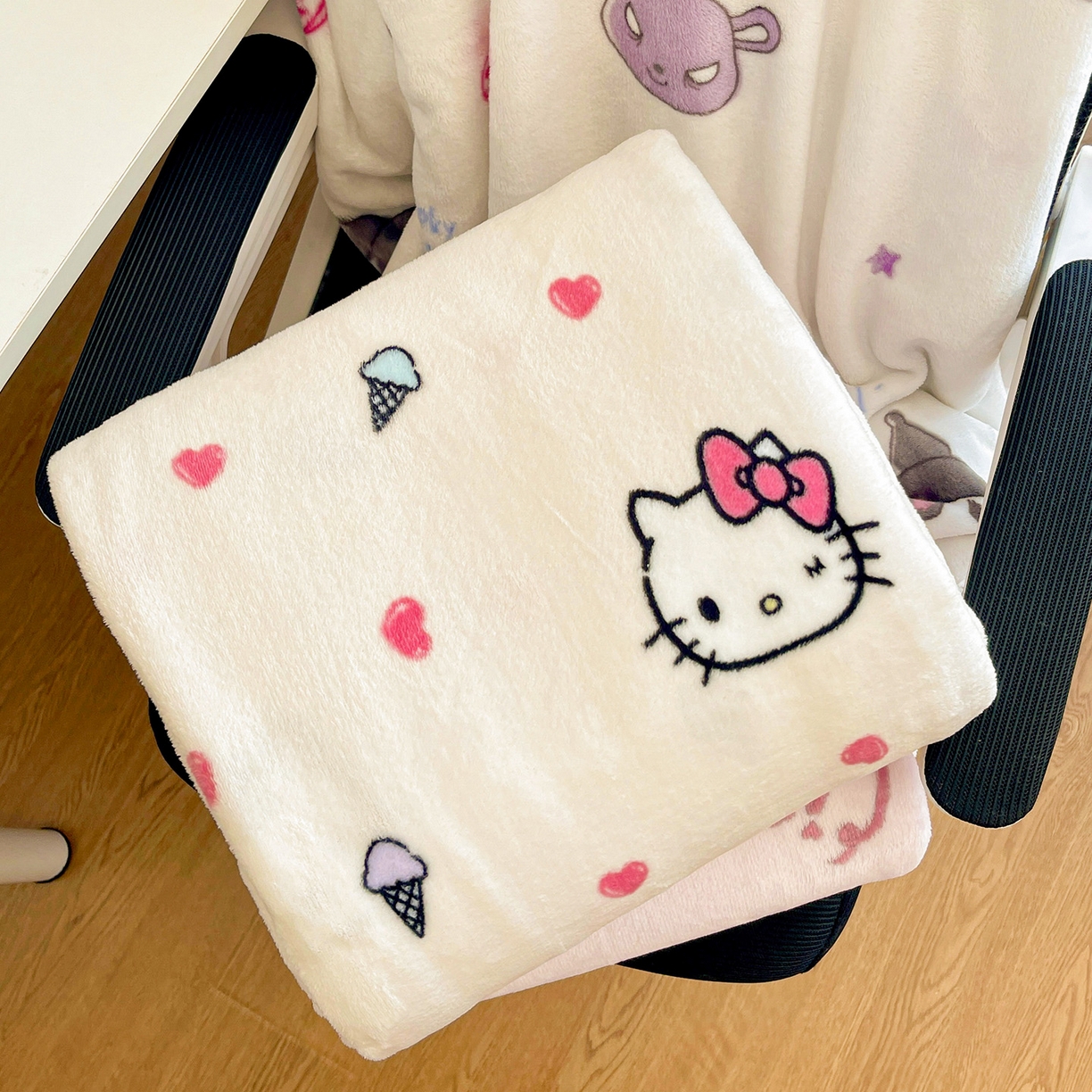 91家纺网 家纺一手货源 找家纺 （总）耀悦家纺2025新款正版授权三丽鸥高克重卡通牛奶绒毛毯多功能毯子盖毯