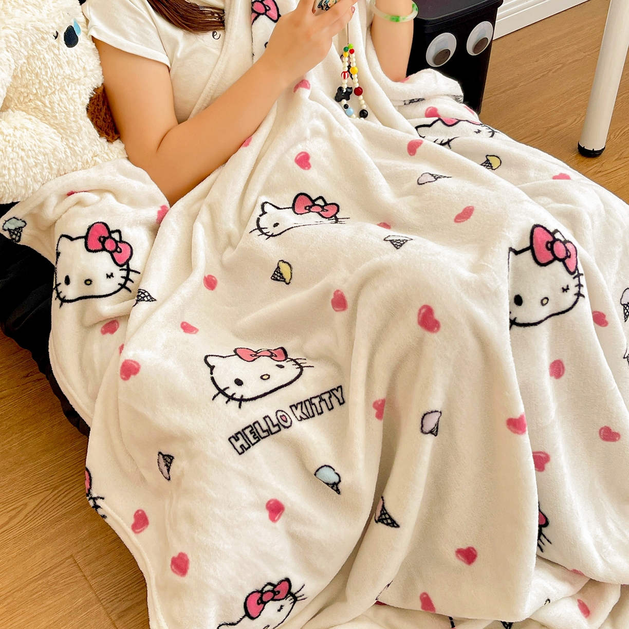 91家纺网 家纺一手货源 找家纺 耀悦家纺2025新款正版授权三丽鸥高克重卡通牛奶绒毛毯多功能毯子盖毯 Hello Kitty冰淇淋