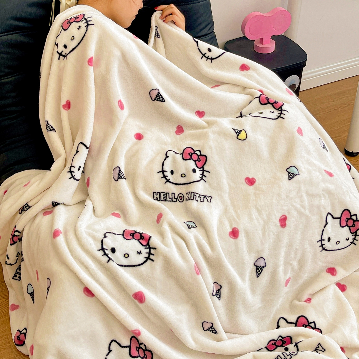 91家纺网 家纺一手货源 找家纺 耀悦家纺2025新款正版授权三丽鸥高克重卡通牛奶绒毛毯多功能毯子盖毯 Hello Kitty冰淇淋