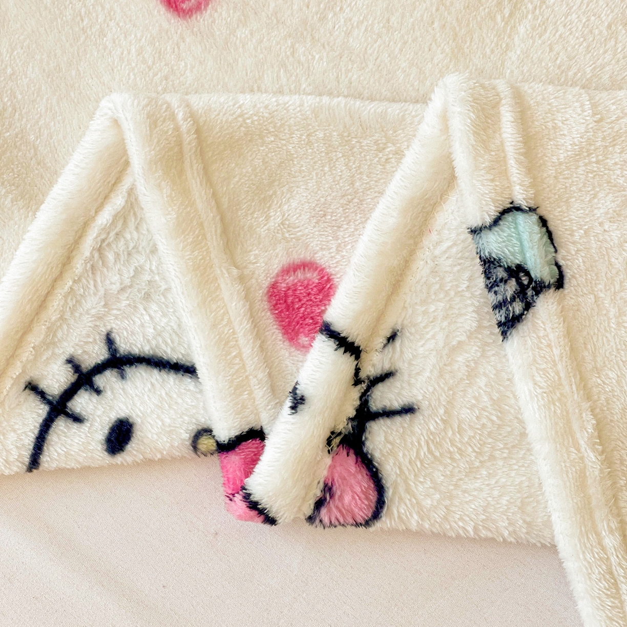 91家纺网 家纺一手货源 找家纺 耀悦家纺2025新款正版授权三丽鸥高克重卡通牛奶绒毛毯多功能毯子盖毯 Hello Kitty冰淇淋