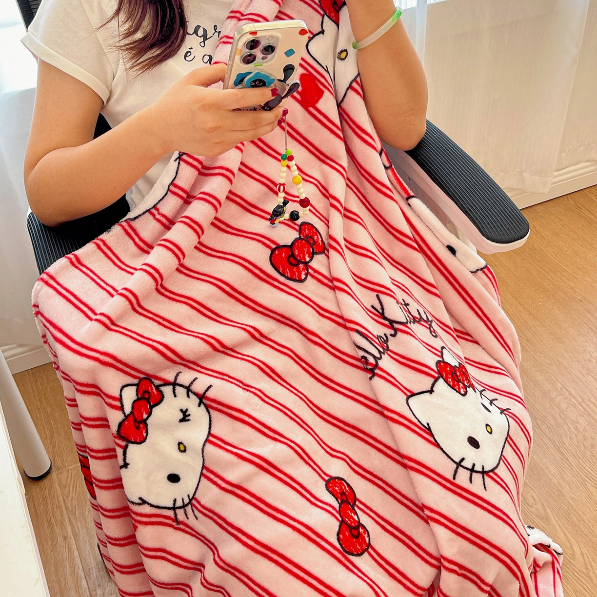 91家纺网 家纺一手货源 找家纺 耀悦家纺2025新款正版授权三丽鸥高克重卡通牛奶绒毛毯多功能毯子盖毯 Hello Kitty红条纹