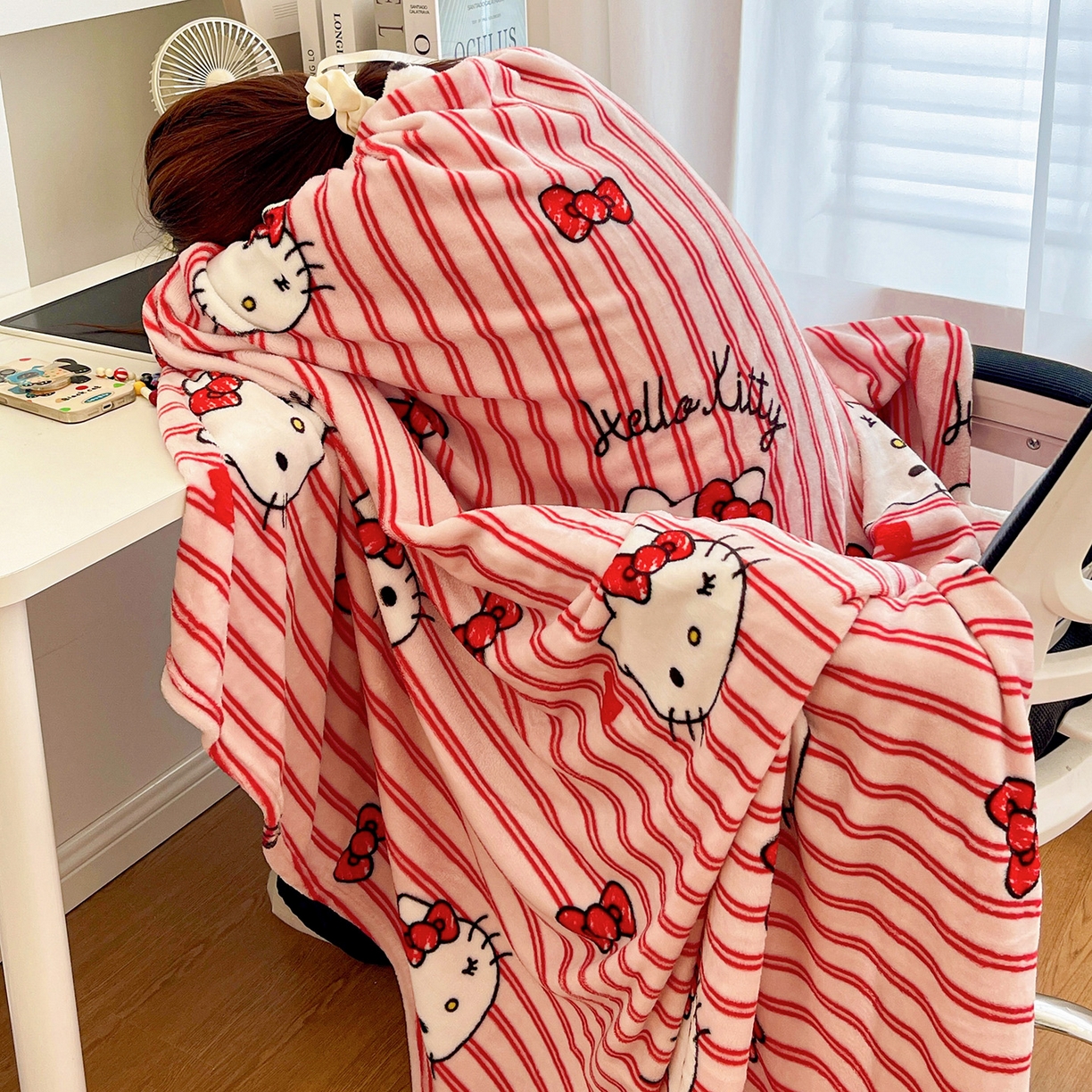 91家纺网 家纺一手货源 找家纺 耀悦家纺2025新款正版授权三丽鸥高克重卡通牛奶绒毛毯多功能毯子盖毯 Hello Kitty红条纹