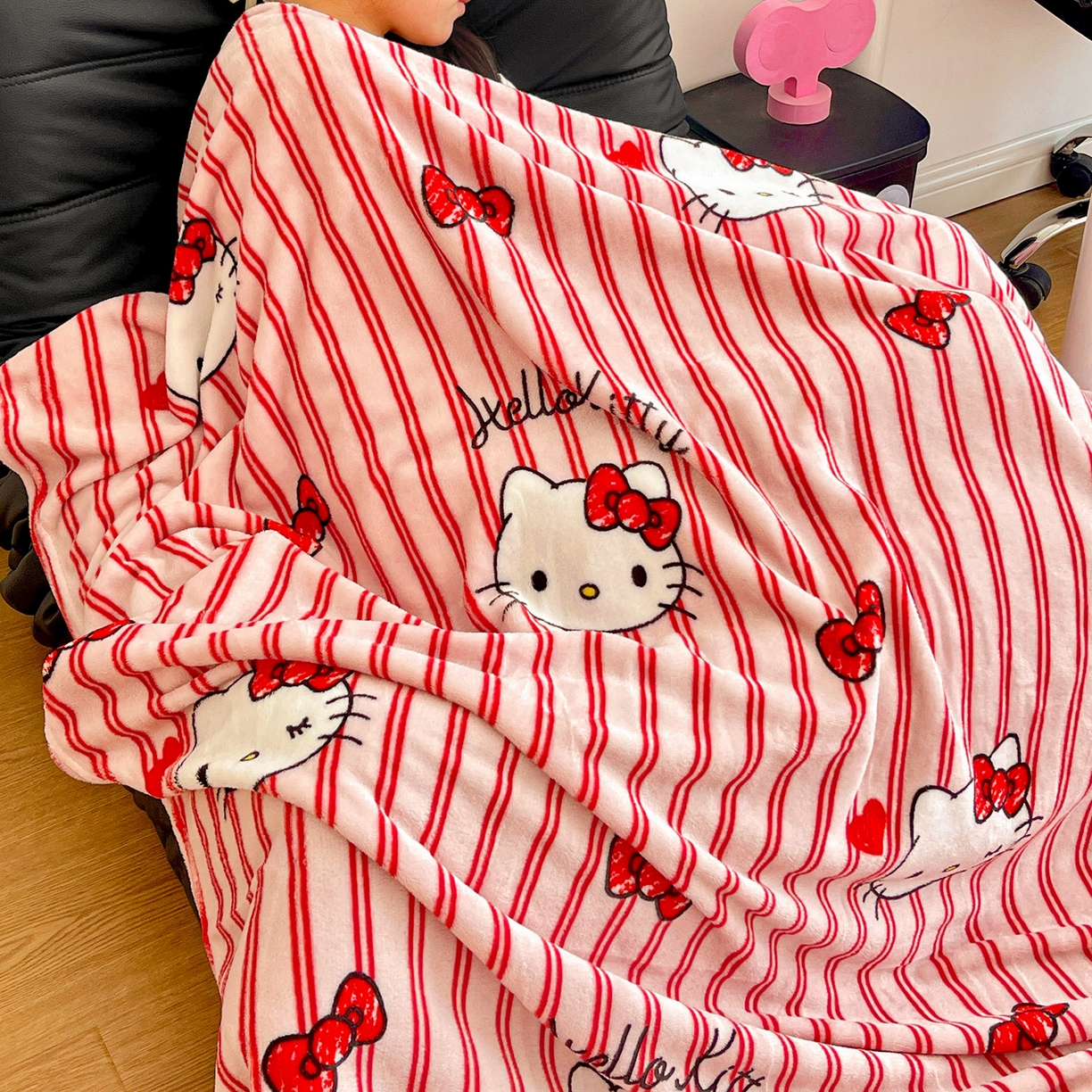 91家纺网 家纺一手货源 找家纺 耀悦家纺2025新款正版授权三丽鸥高克重卡通牛奶绒毛毯多功能毯子盖毯 Hello Kitty红条纹