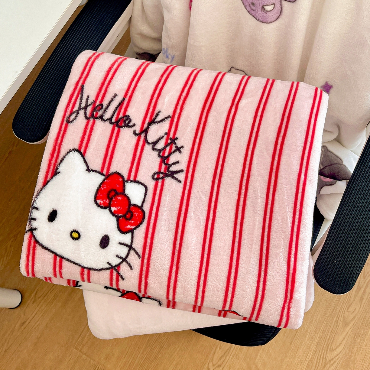 91家纺网 家纺一手货源 找家纺 耀悦家纺2025新款正版授权三丽鸥高克重卡通牛奶绒毛毯多功能毯子盖毯 Hello Kitty红条纹